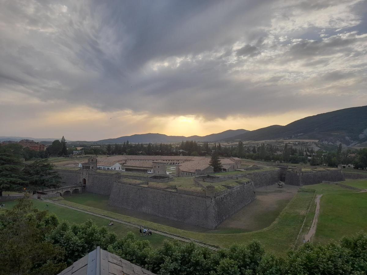 Atico Ciudadela Appartement Jaca Buitenkant foto